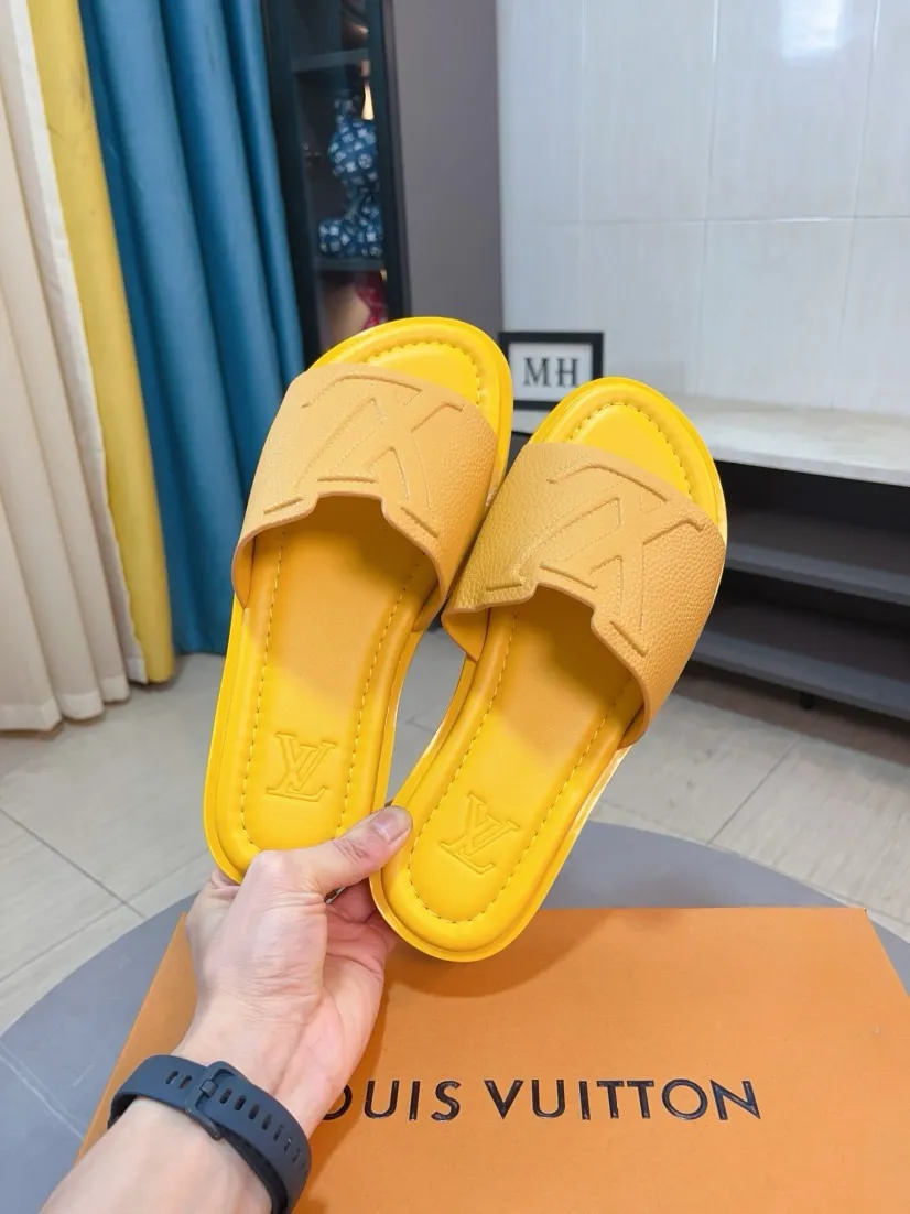 Men's shoes 💰300🌸🌸LV Ordinary men's spring and summer slippers, uppers imported from Italy, cowhide fabric, logo graphics, high-quality craftsmanship, soles: original soles specially provided by the original factory, exclusive movable molded soles super comfortable, original factory single goods, 🔍🔍high quality, you can enter and exit the counter at will, welcome to compare, size 38-45